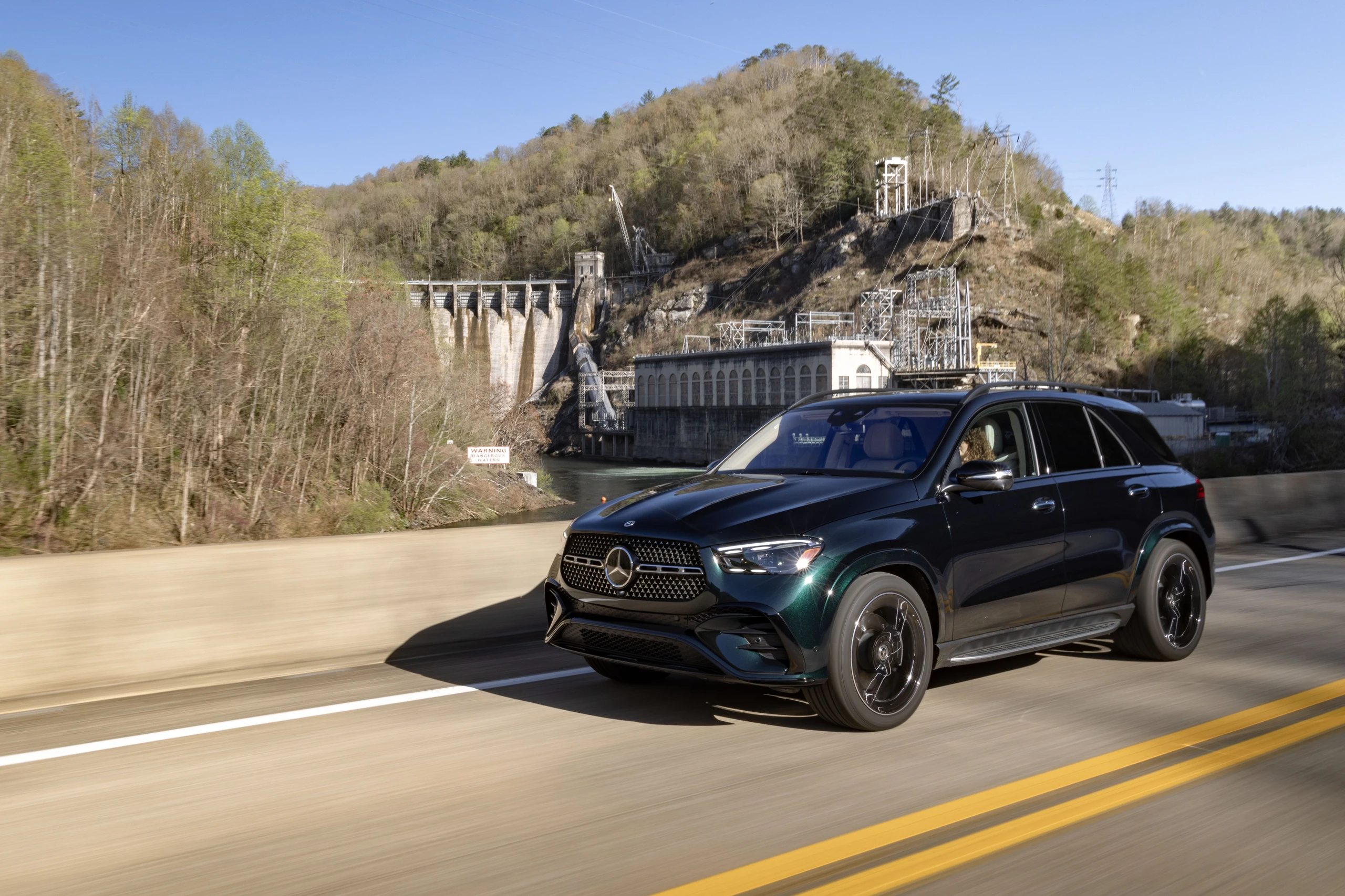 Mercedes-Benz GLE 450 4MATIC на горной дороге