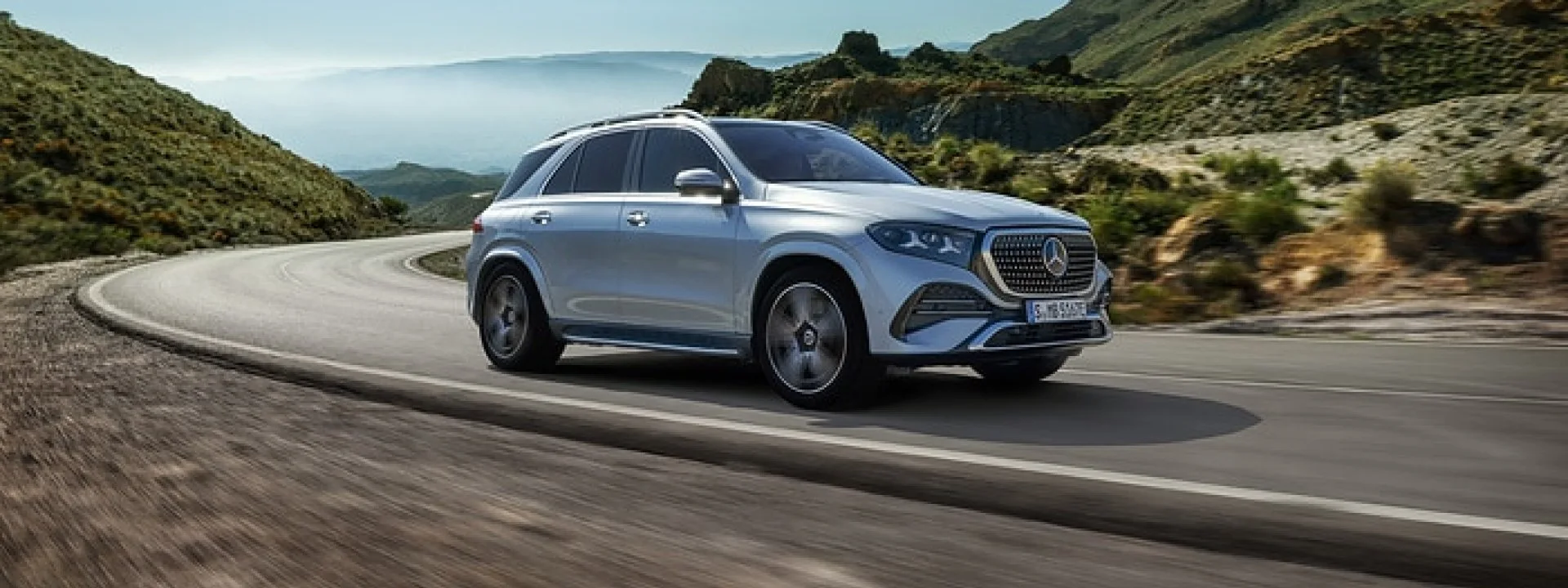 Mercedes-Benz GLE на горной дороге