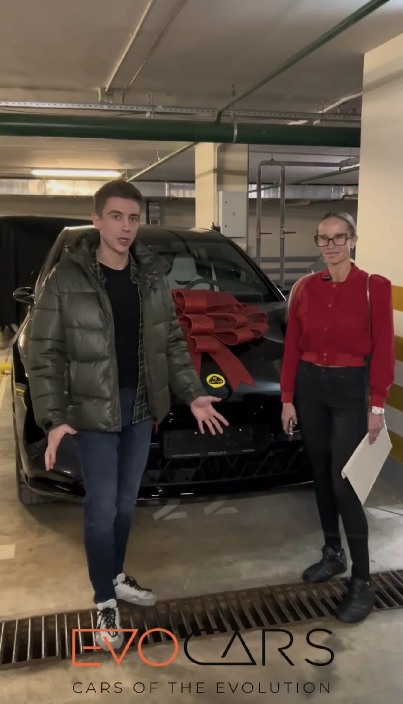Клиент EVOCARS на выдаче автомобиля